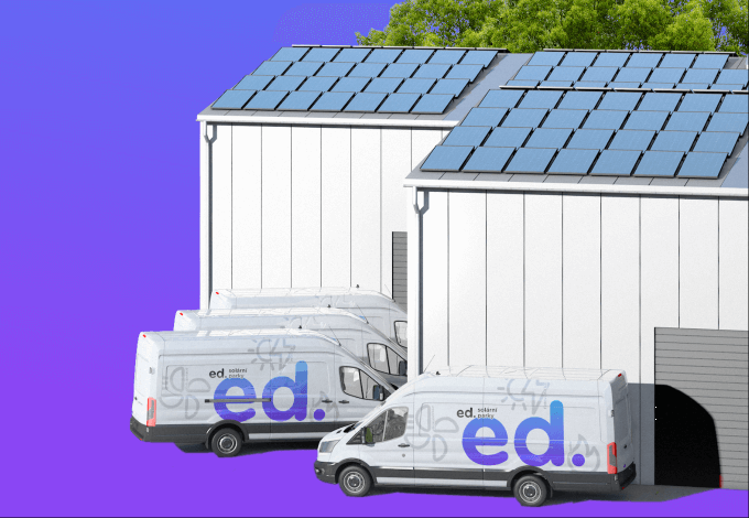 Auta ED a solární panely na střechách staveb